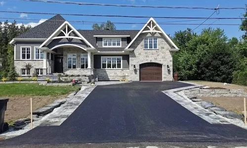 Une allée nouvellement installée avec de l'asphalte lisse et frais.